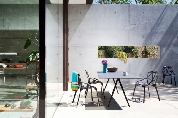 Magis_chair_one_ambient_multi_SD461_black_outdoor_01_lr
